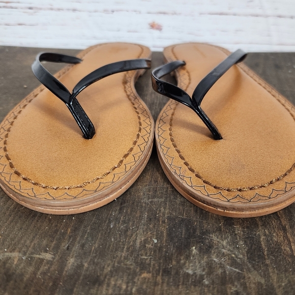 VINEYARD VINES Skinny Strap Patent Leather Flip Flops (8) - Picture 3 of 6